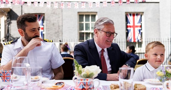 This clip has been widely shared with captions suggesting it shows “20,000 British patriots” singing an offensive chant about the Prime Minister, but this audio has been added to the footage.
